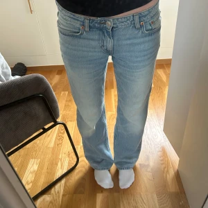 Weekday Arrow Low Straight Jeans i ljusblå denim - Säljer ett par ljusblå Weekday Arrow Low Straight Jeans med klassisk femficksdesign och låg midja. Storlek: W28, L30.