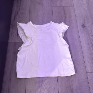 Vit topp med volangärmar från 157 - Säljer en vit topp från 157 i storlek S! På mig sitter den fint men lite öppet vid armhålan! Jag har bara använt den 1 gång så den är i bra skick! Väldigt fin och somrig! Inga fläckar eller nåt sånt! Jag säljer den för att den inte kommer till användning! Köpt för 50kr💞