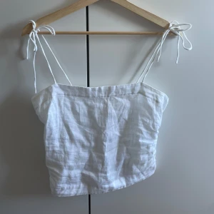 Vit linnetopp med knytband - Säljer denna vita linne top, är strl L men passar på mig som har S.
