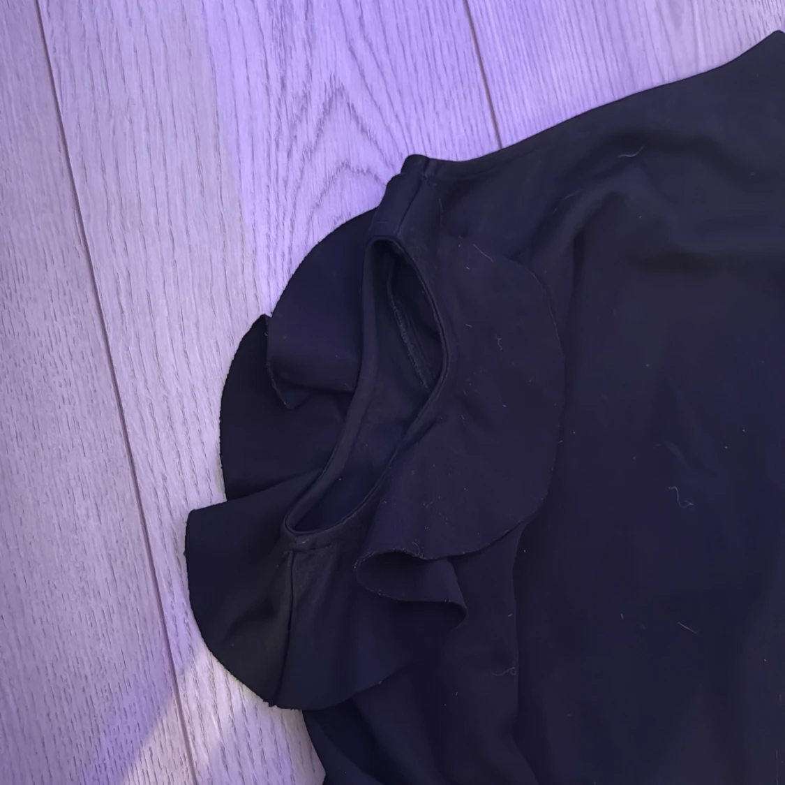 Svart långärmad topp med volang från Lindex - 2