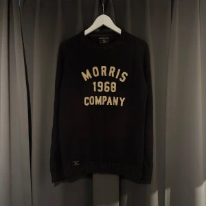 Morris 1986 Company tröja - Snygg svart tröja från Morris med texten 'Morris 1968 Company' i vitt/beige på framsidan