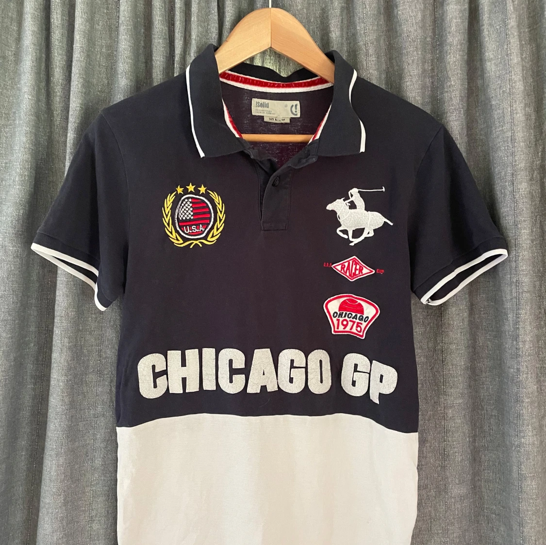 Svart och vit pikétröja med tryck och broderier