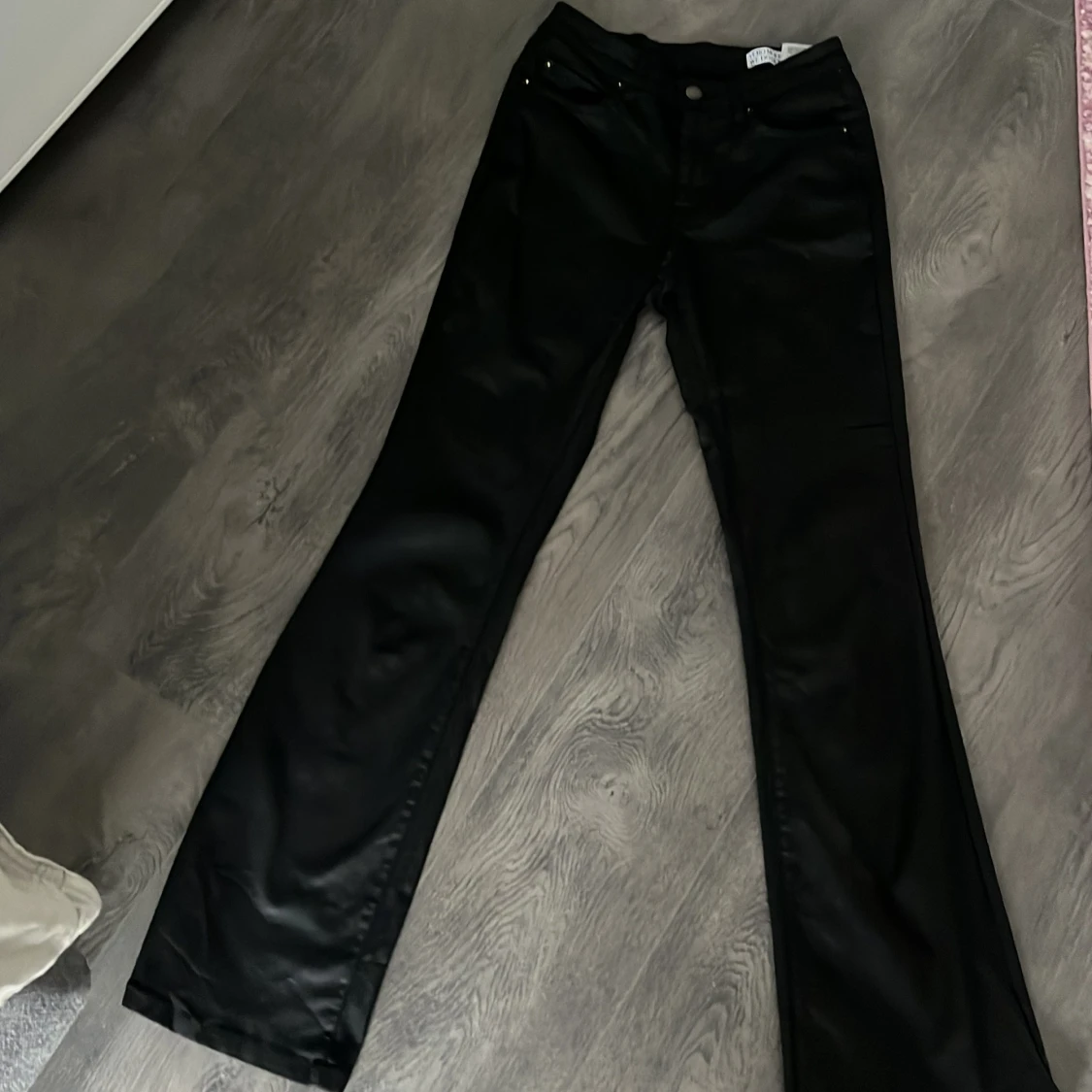 Svarta bootcut byxor i skinnimitation - 2