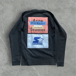 Svart långärmad tröja från Acne Studios x Starter - Svart långärmad tröja från Acne Studios i samarbete med Starter. Helt ny!  