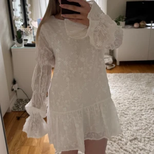 Klänning från NA-KD - Jättefin och populär klänning som passar till flera tillfällen. Helt ny med prislappen kvar, då det är för sent att skicka tillbaka. Nypris 699kr, jag säljer för 250kr billigare.