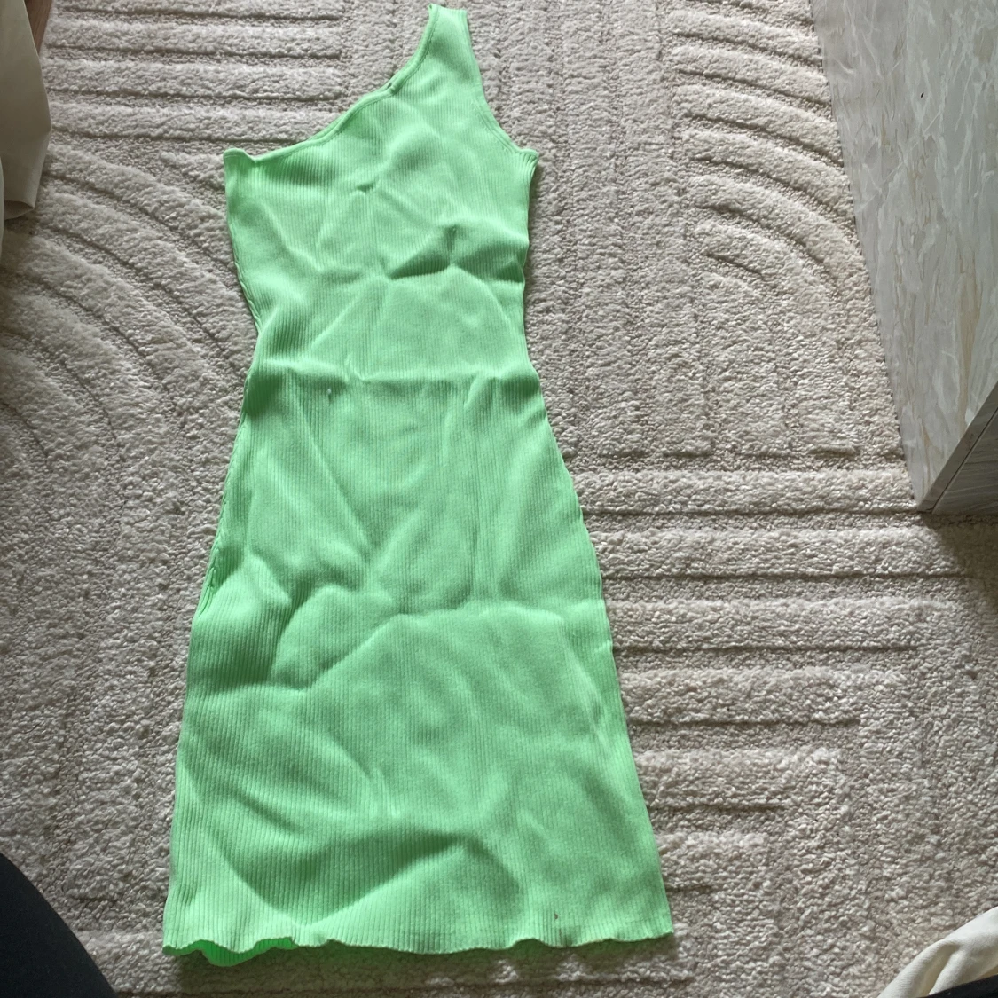 Grön ribbad one shoulder klänning från Bershka