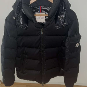 Moncler Montgenevre Jacka - Säljer denna fina moncler montgenevre jackan i nästan nytt skick, inga skador eller något. Hör av dig för frågor 🤝 storlek 1 passar som storlek 2 