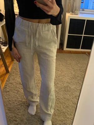 A-dsgn linnebyxor  - Linnebyxor i bra skick!  Från A-dsgn i beige färg. Långa på mig som är 176cm, snörning i midjan som gör att dom passar alla💕