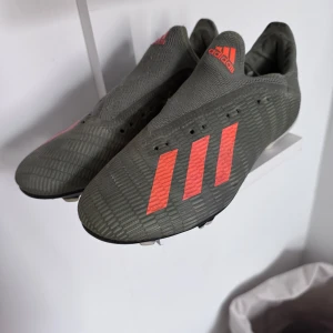 Adidas X fotbollsskor  - Adidas X storlek 40 2 tredjedelar. Snören till skorna tillkommer