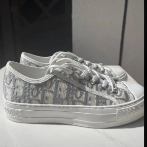 Dior skor  - Säljer mina dior som inte kommer till användning, jätte fina och ser helt nya ut! perfekta nu till sommaren. har tyvärr inte kartong eller kvitto ❤️ priset kan diskuteras🥰