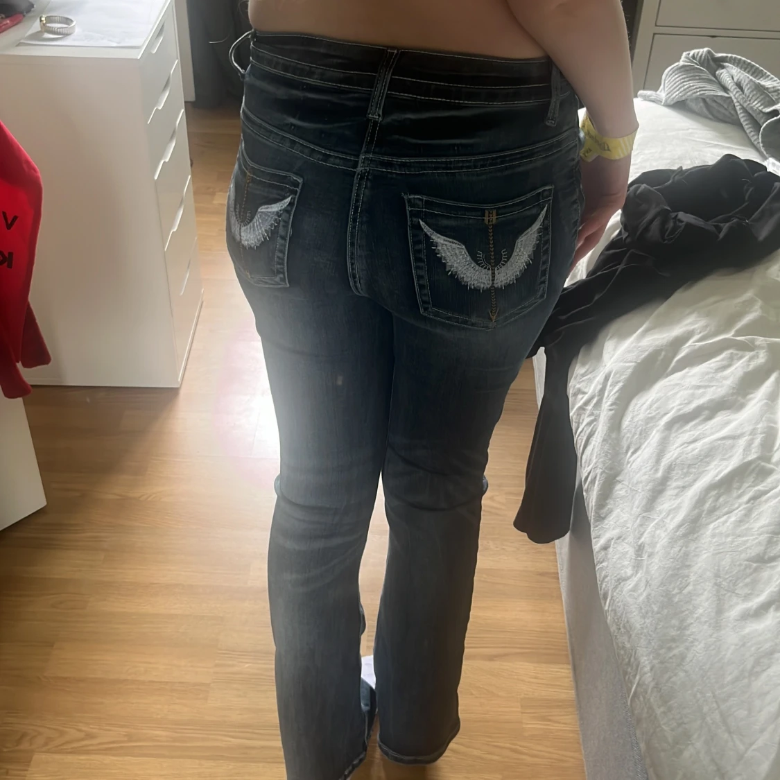 Mörkblå jeans med broderade bakfickor - 1