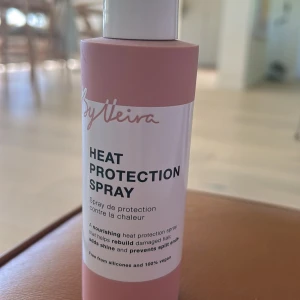 By Veira heat protection Spray - Värmeskyddsspray från By Veira i en rosa flaska med vit pump. Sprayen hjälper till att skydda håret mot värme, ger glans och motverkar kluvna toppar. Fri från silikoner och 100% vegansk. Köpt för 59