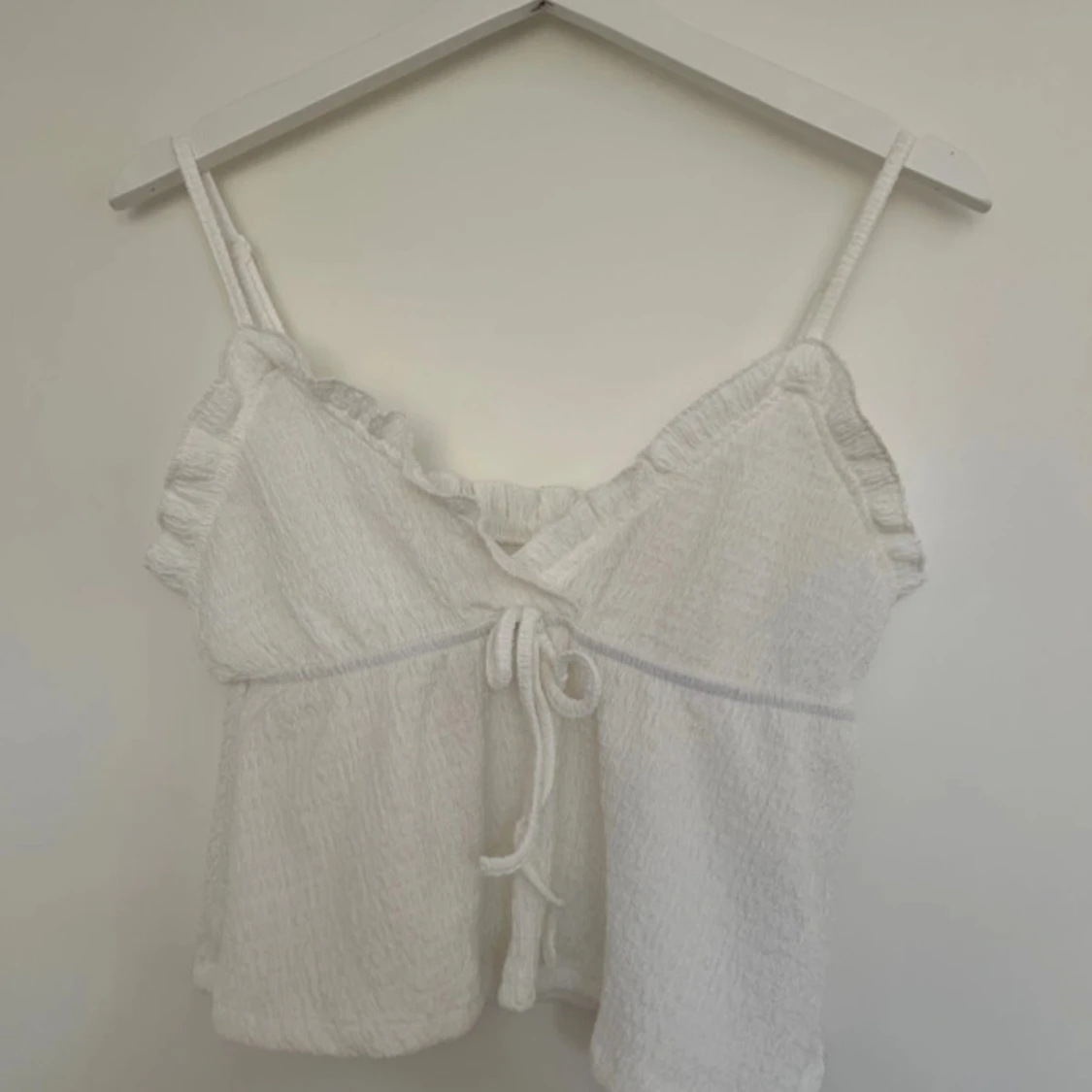 Vit croppad linnetopp med knyt