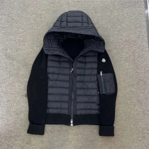 Moncler cardigan  - Storlek M, allt i bilden följer med. Bild på kvitto finns men hittar inte de fysiska. Väldigt bra skick inga defekter. Pris kan diskuteras 