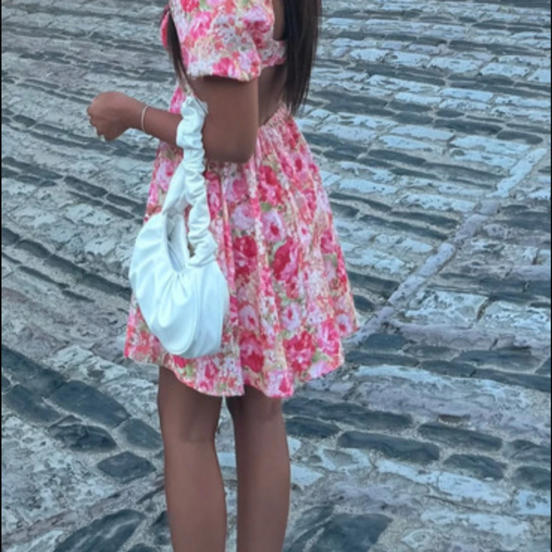 Blommig kortklänning med puffärm och öppen rygg