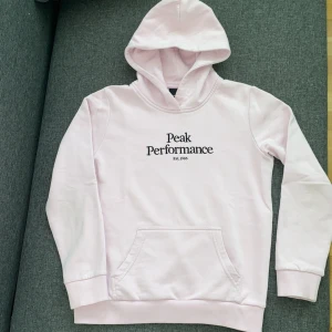 Peak Performance Hoodie - Superfin rosa Peak performance hoodie!💓 Mycket bra skick, endast använd 2-3 ggr. Säljer pga jag har flera 🫶🏼 Storlek 150cm 