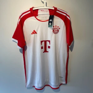 Bayern München fotbollströja - Bayern München fotbollströja i nyskick. Om du har några frågor är det bara att skriva🙌