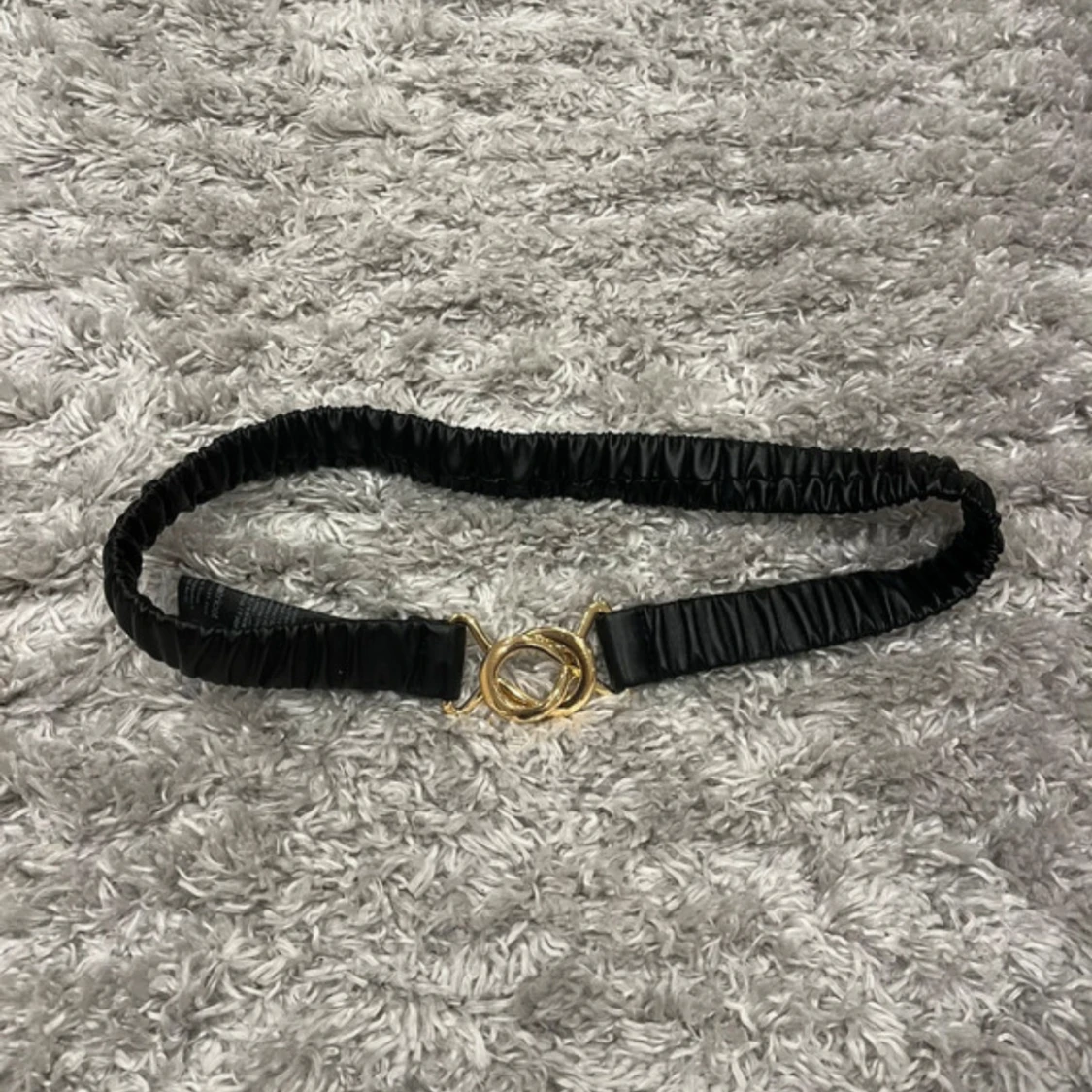 Svart resårbälte med guldfärgat spänne