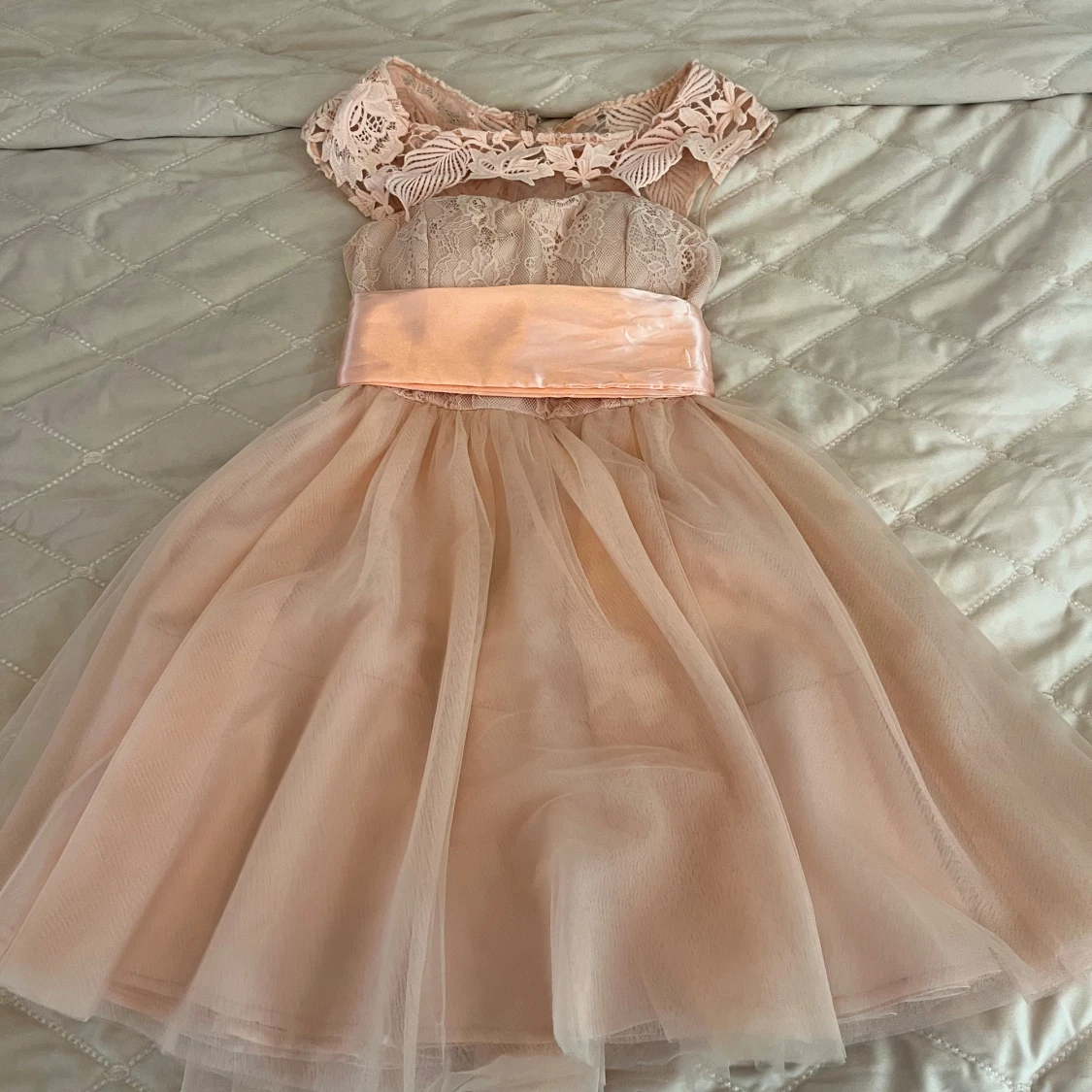 Ljusrosa spetsklänning från Eva & Lola