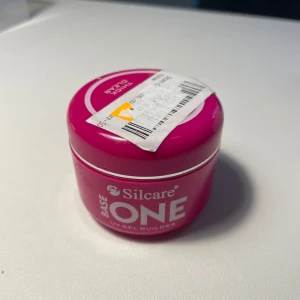 Silcare Base One UV Gel Builder 50g - UV gel från Silcare. Perfekt för att bygga och förstärka naglar. Produkten är en builder gel och används vid nagelförlängning eller förstärkning. Det är thick clear som har en hög viskositet. Har endast öppnat och provat men var inget för mig men det är en bra nybörjar gelé då den inte hinner rinna ut på sidorna när man bygger