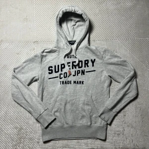 Grå Superdry hoodie | S  - Grå Superdry hoodie | mycket bra skick och har inga defekter | frågor eller funderingar? Hör av dig! | ⚜️