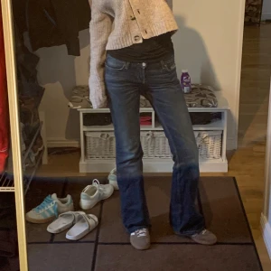 Blå jeans weekday in - Säljer ett par blå bootcut/flared jeans från Weekday, dem kostade 590kr jag köpte. Använda flitigt❣️.  Jag är 174 och dem är bra längd för mig som gillar långa jeans!