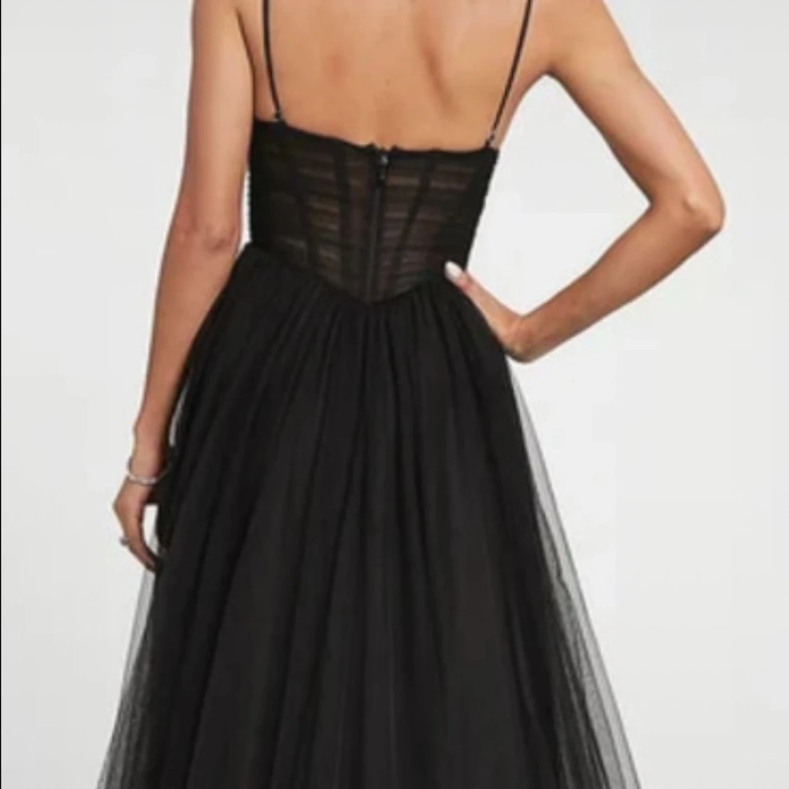 Svart långklänning med meshdetaljer från JJ's House - 4