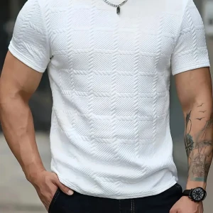 Vit mönstrad t-shirt. Väldigt unikt. - Snygg vit t-shirt med diskret strukturerat mönster. Klassisk passform och rund halsringning, perfekt till jeans eller shorts. Unik design som passar till många tillfällen.