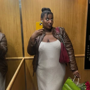 Brun skinnjacka med dragkedja - Säljer en brun skinnjacka med ståkrage och dragkedja framtill. Jackan har fickor med dragkedja och en dekorativ bröstficka. Perfekt för dig som vill ha en klassisk och stilren look.