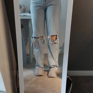 Ljusblå ripped gina jeans - High waist ripped ljusblå gina tricot jeans revor