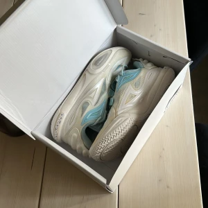 Wade Of Wade All City 11 V2 Ice blood basketbollskor från Li-Ning - Säljer ett par basketskor ifrån way of wade som är köpta ifrån Kicks Crew för 3800kr. Dom är ganska använda men ingenting som inte funkar, dom ser ändå fräscha ut bara lite gulning på tålådan. Annars ser dom bra ut, jag har låda, kicks crew tag och en tack lapp som bevisar att de är ifrån kicks crew! Perfekta för dig som gillar och lira basket.