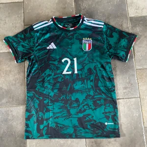 Italien fotbollströja Pirlo - Säljer min special shirt från Italien med Pirlo på ryggen. Storlek Large. Går att skickas. 