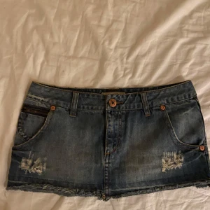 Supersnygg jeanskjol! - Supersnygg jeanskjol som jag inte vet vart den kommer ifrån. Den är i stl 38 och är i bra skick 💗