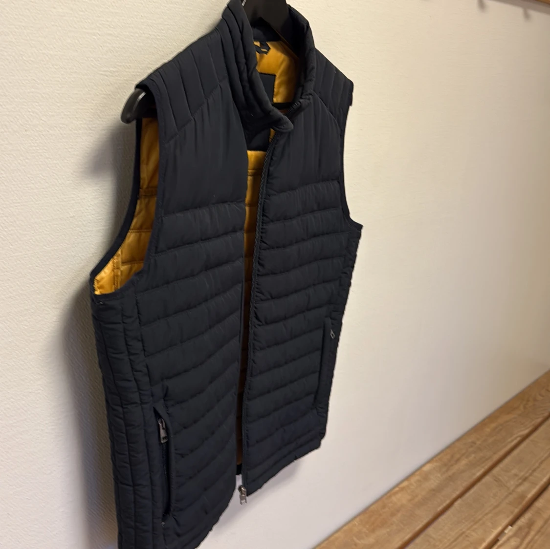 Svart dunväst med gul insida från Jack & Jones - 1