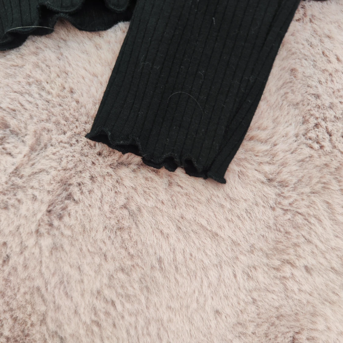 Svart långärmad topp med volangkant - 1