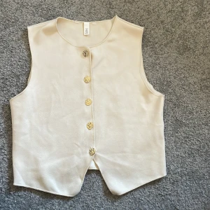 Beige topp med guldknappar - Säljer denna fina topp från H&M. Kommer inte till någon användning, den är använd ett fåtal gånger💕☀️