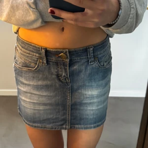 Lågmidjad jeanskjol - Supersnygg Lågmidjad jeanskjol, midjemåttet är 39cm rakt över