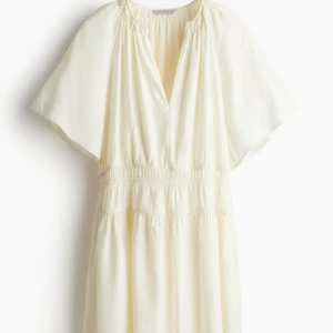 klänning  - Superfin klänning från H&M. Ny utan prislapp.