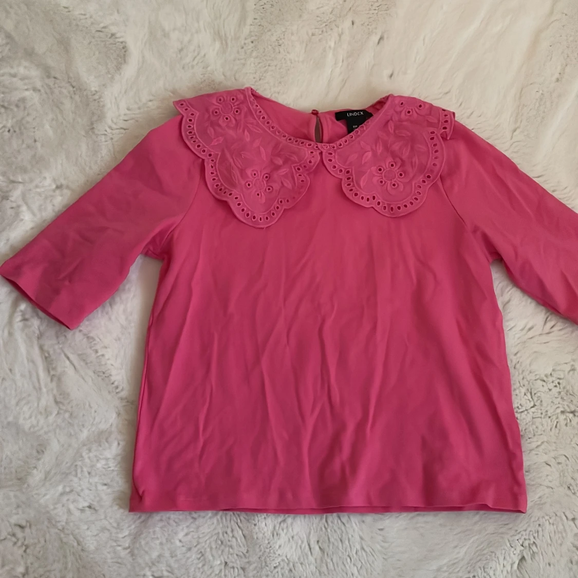 Rosa blus med broderad krage från Lindex