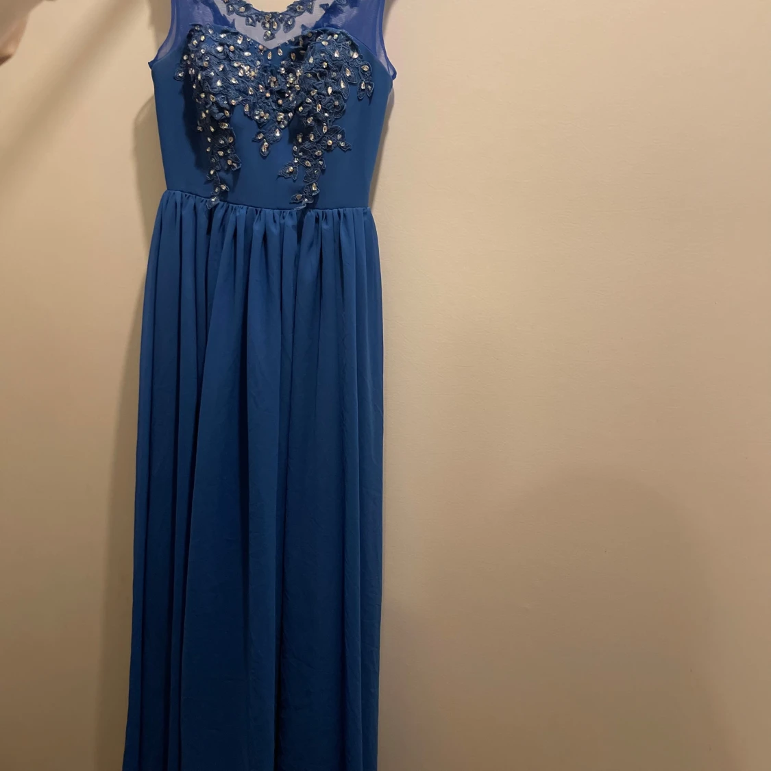 Blå långklänning med spets och pärlor