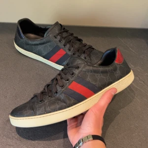Gucci ace - Skit snygga svarta gucci ace. Garanti på äkthet. Finns även digitalt kvitto. Skick 8/10. Inga synliga defekter. Strl 44. Skriv för fler bilder och annat.