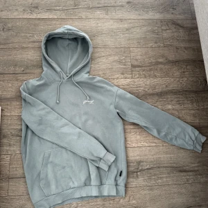 Ljusblå Hoodie - En Hoodie från Pier One i fint skick. Storlek S.