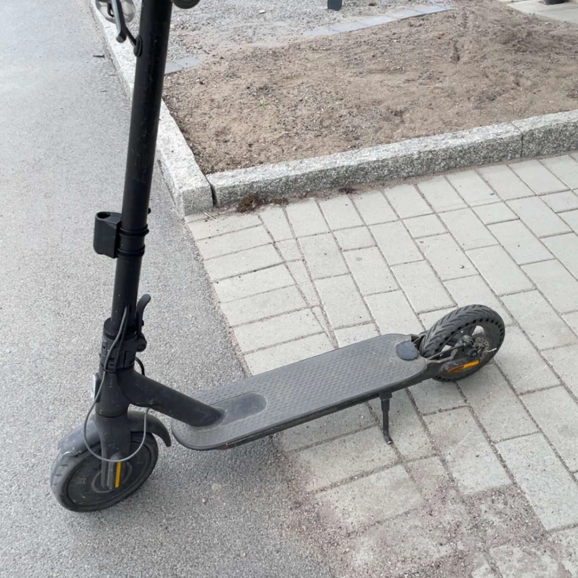 Svart elsparkcykel - 1