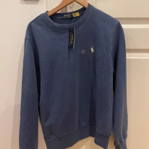 Blå sweatshirt från Polo Ralph Lauren - Säljer en helt ny oanvänd med tagg tröja från Ralph lauren storlek S