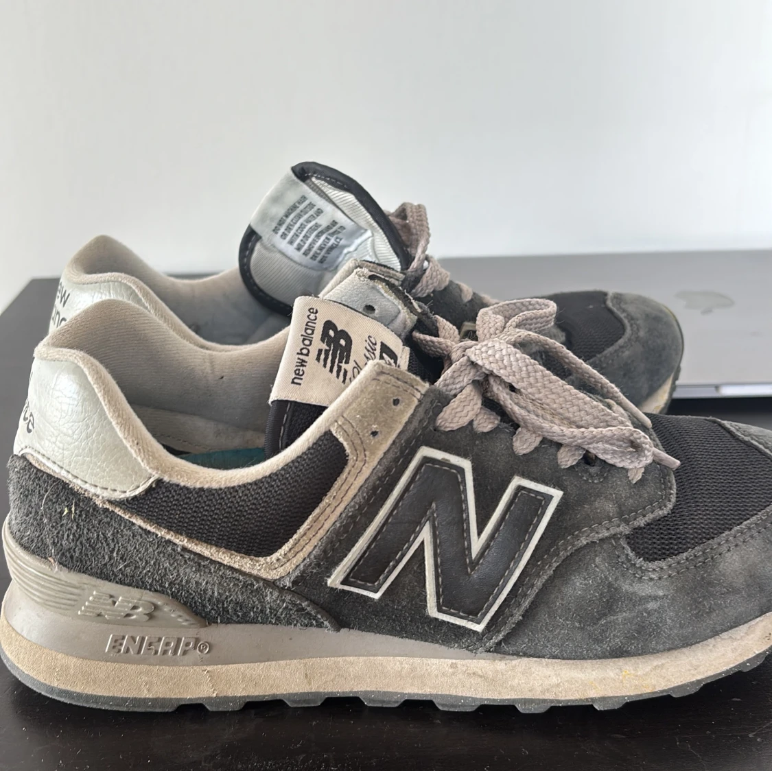 New Balance 574 sneakers i grå mocka