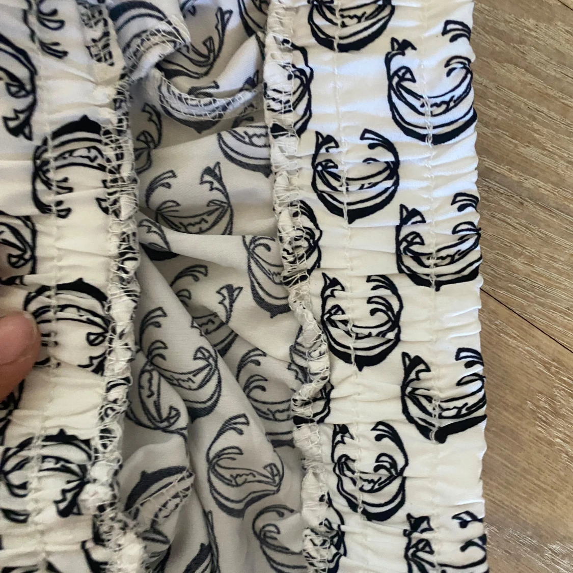 Vita byxor med svart mönster och dragsko - 2