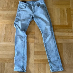 Gråa Dondup Jeans - Dondup Jeans, modell George, Strlk 29. Jeans inköpta på Nk Göteborg har använts men är nu för små. Grymt pris, nypris 3500kr.
