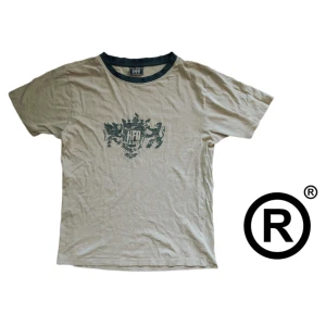 Y2k T-shirt - Nice beige skater t-shirt med coolt tryck, som passar M ‼️ Skriv för frågor och offers såklart 📫