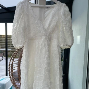 Studentklänning - Superfin vit kortklänning från Bubbleroom med v-ringning och puffiga kortärmar. Passar super bra till student eller sommarens firanden!!🫶🏻🫶🏻