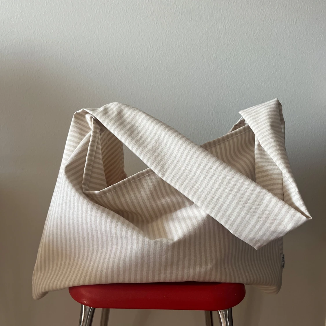 Beige och vitrandig axelväska - 1